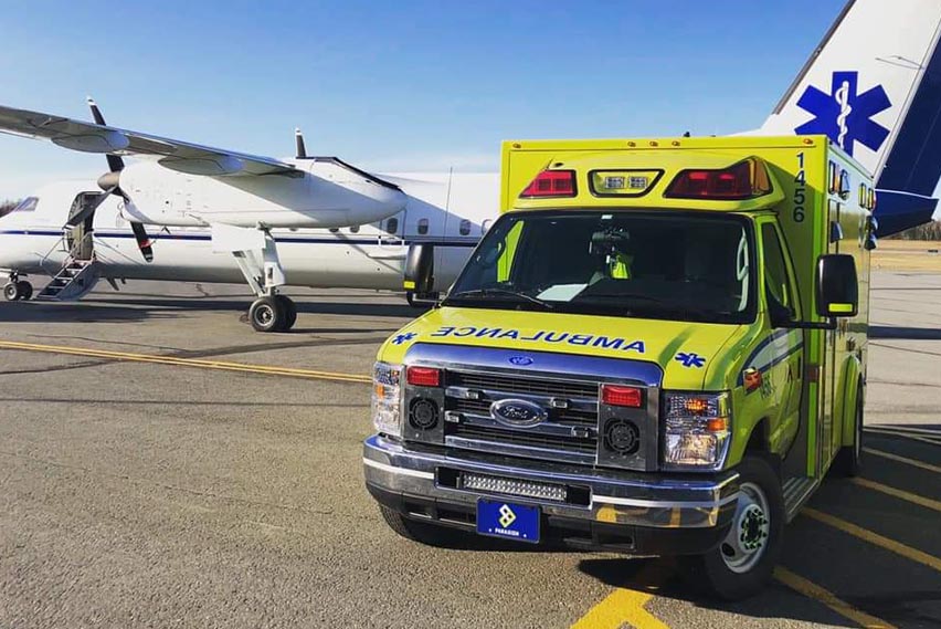 Ambulance devant un avion.