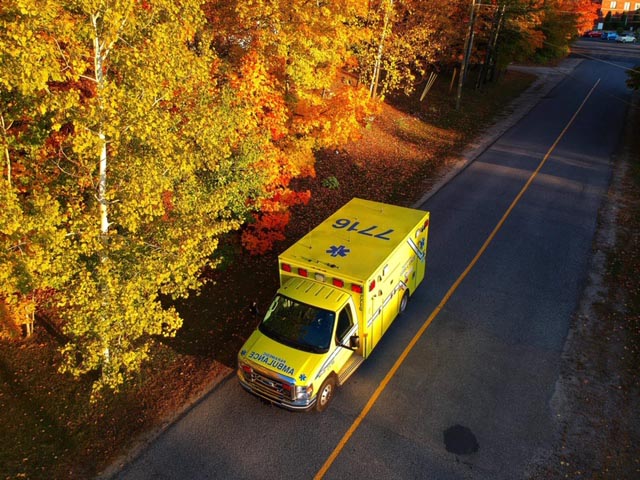Photo aérienne d'une ambulance.